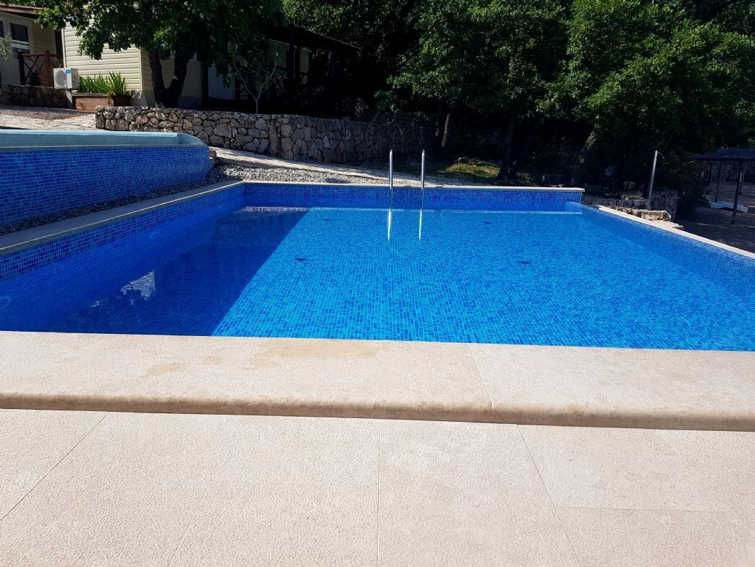 NEW- POOL WITH INTEGRATED BAR